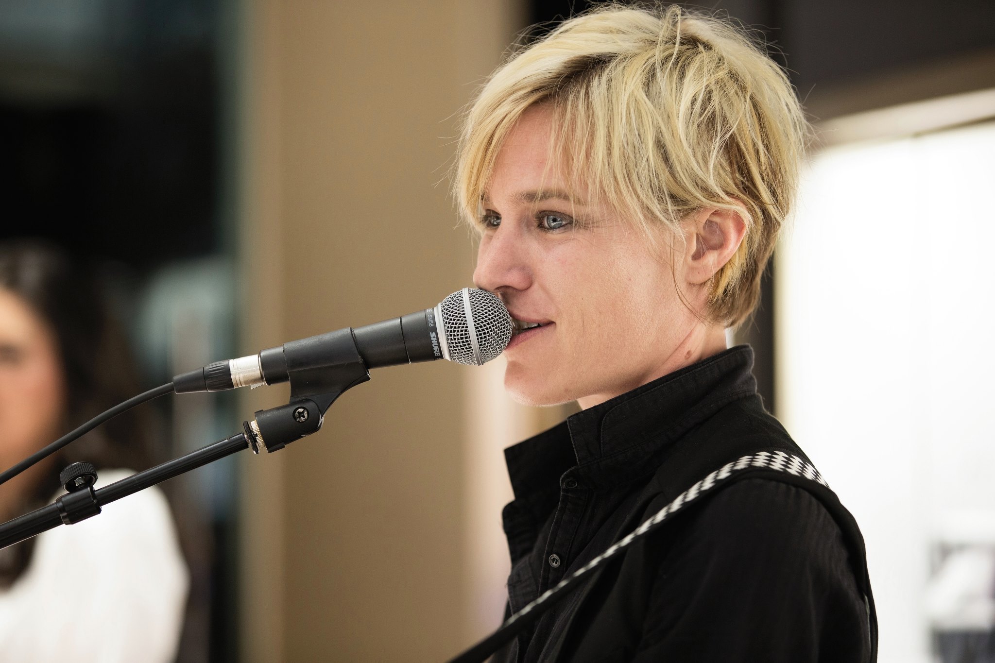 Diane A. chantant au micro