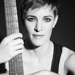Portrait noir et blanc de Diane A. avec sa guitare